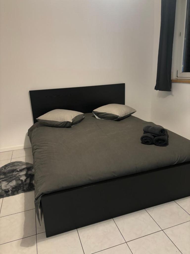 Modern 1BR and Sofa Bed Near Airport 2