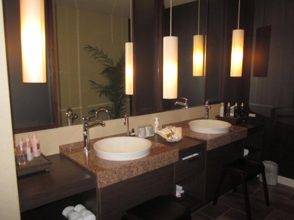 une salle de bain avec deux lavabos et un grand miroir dans l'établissement Hotel Aura Daito (Adult Only), à Daitō 23 autres photos