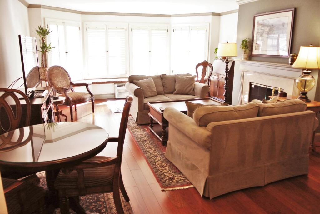 Cow Hollow Inn and Suites Image
