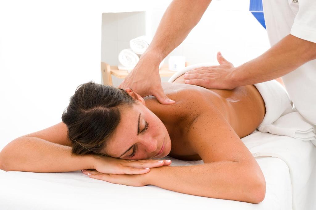 une femme recevant un massage d'un thérapeute dans l'établissement Hotel La Villarosa Terme, à Ischia