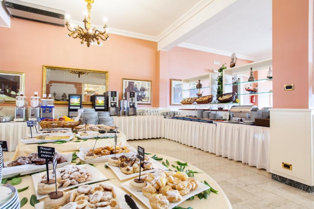 - un buffet avec diverses pâtisseries dans l'établissement Hotel Santa Lucia, à Parghelia