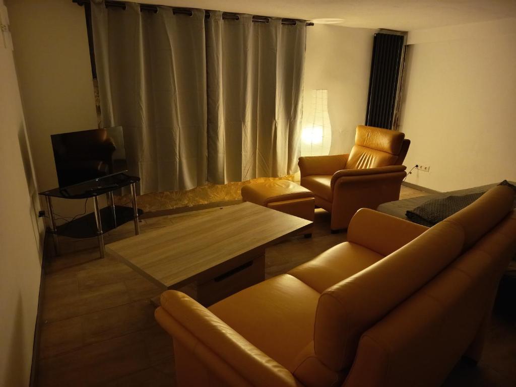 100 qm Apartment,WLAN, TV free Parking,24 h check-in, ,full kitchen,Untergeschoss ,3 Schlafzimmer -Wohnzimmer integriert 5