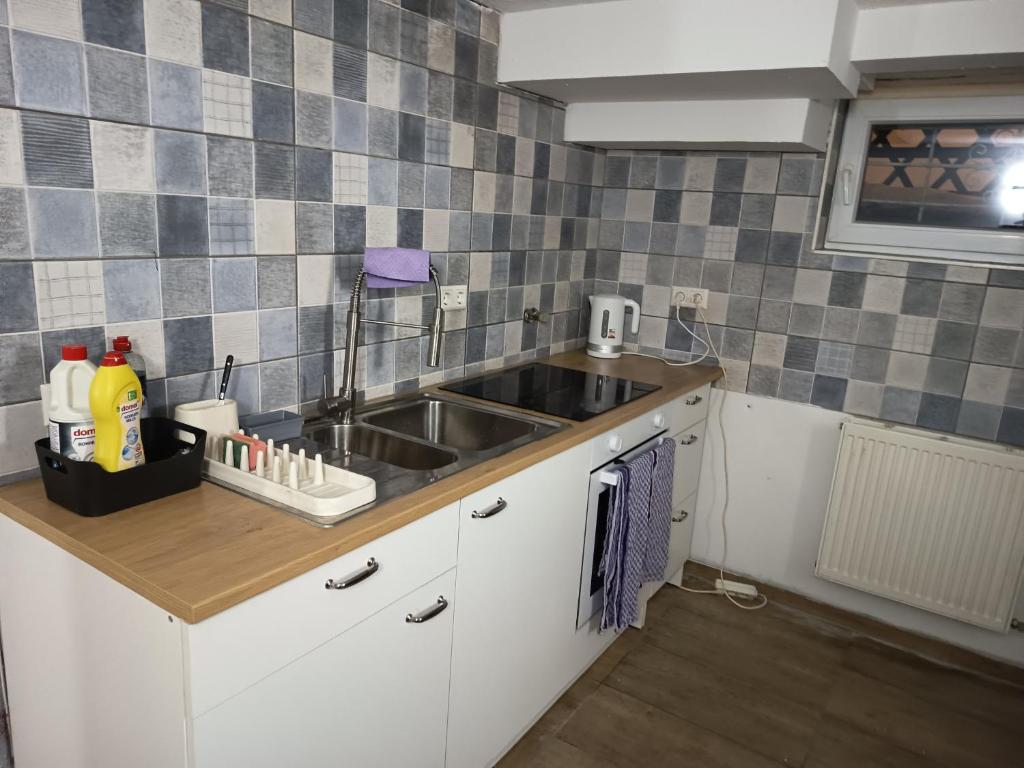 100 qm Apartment,WLAN, TV free Parking,24 h check-in, ,full kitchen,Untergeschoss ,3 Schlafzimmer -Wohnzimmer integriert 7