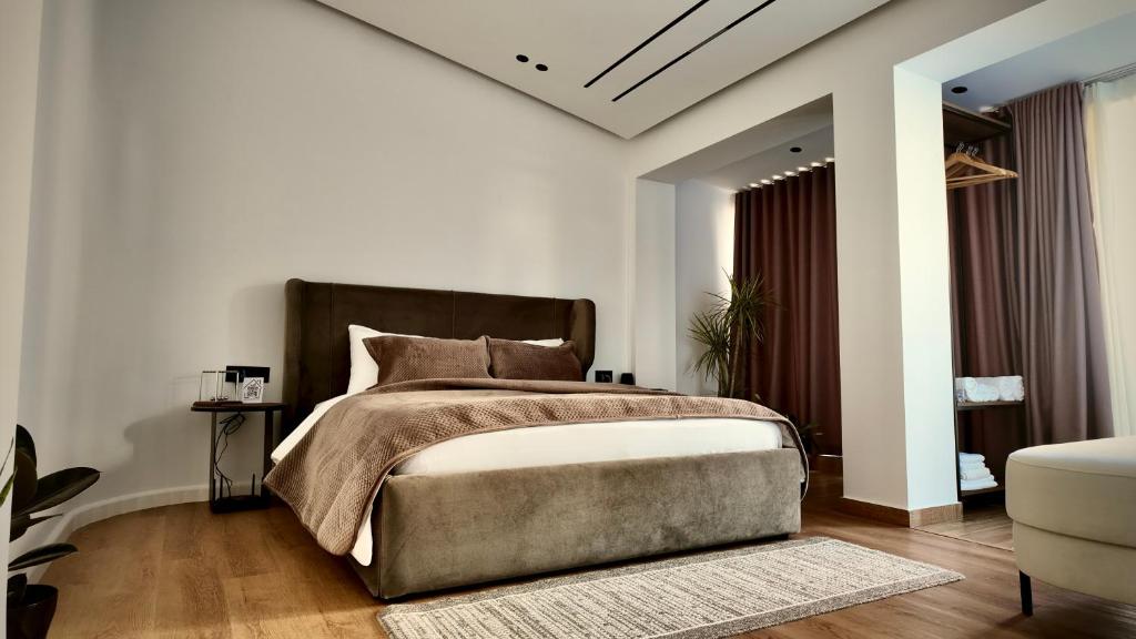 Fivenco Suites - Private Suites w King Bed Modern 5