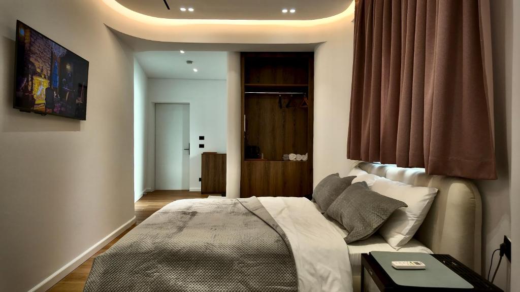 Fivenco Suites - Private Suites w King Bed Modern 2