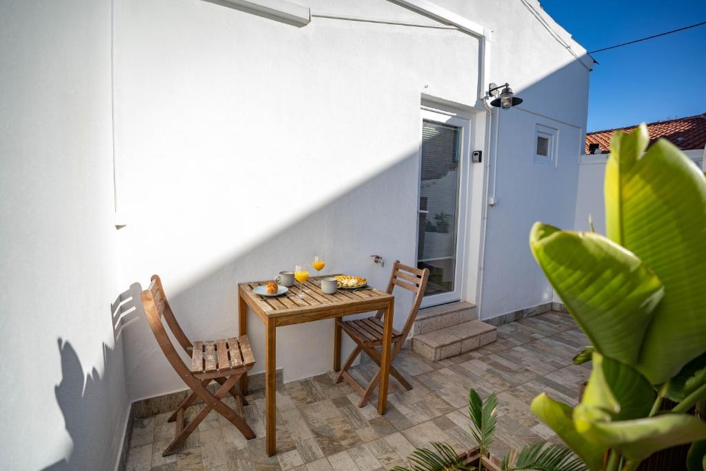 Cozy Old Town Apartment with Sunny Terrace 2