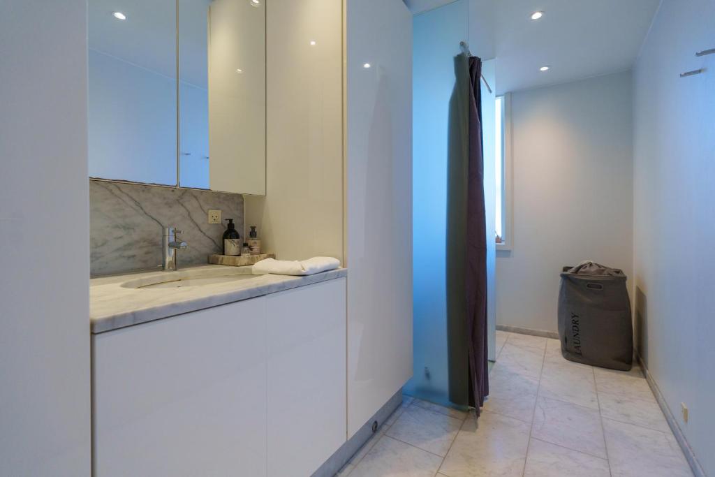 Modern Apartment with Balcony near Tivoli & Metro 8