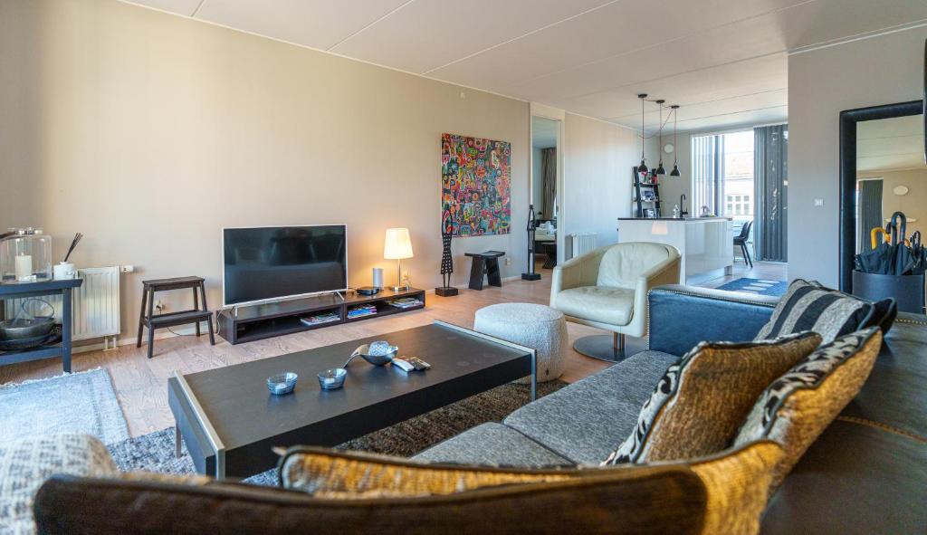 Modern Apartment with Balcony near Tivoli & Metro 5