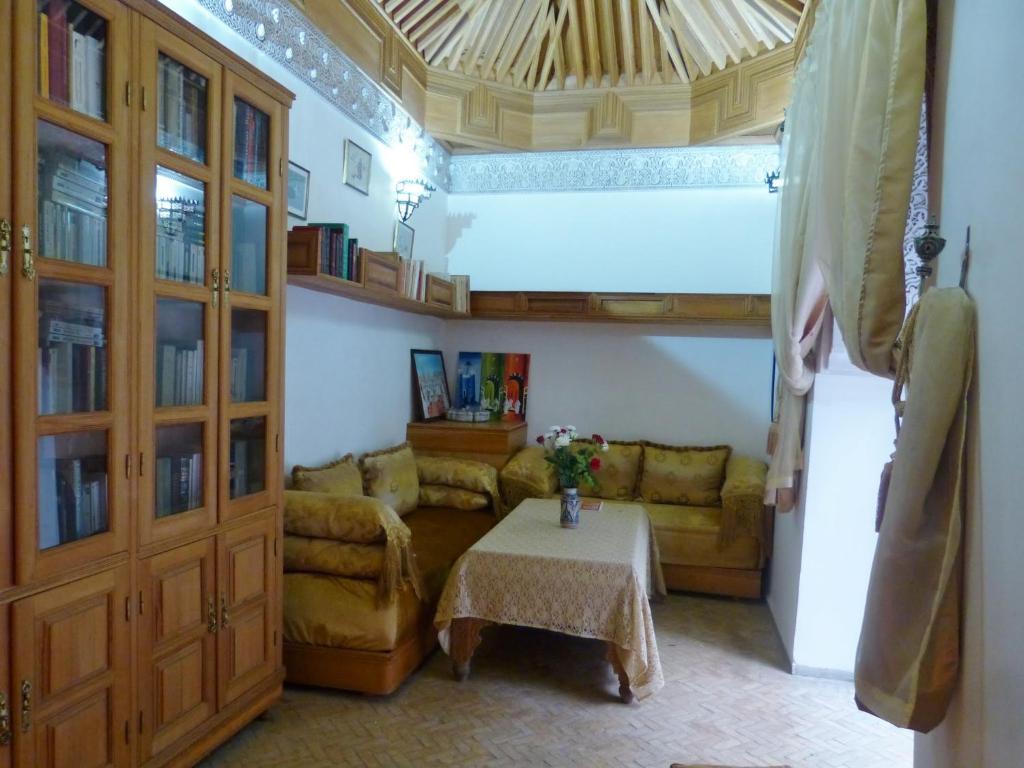 un salon avec un canapé et une table dans l'établissement Dar Essoaoude - Fes Nejjarine, à Fès