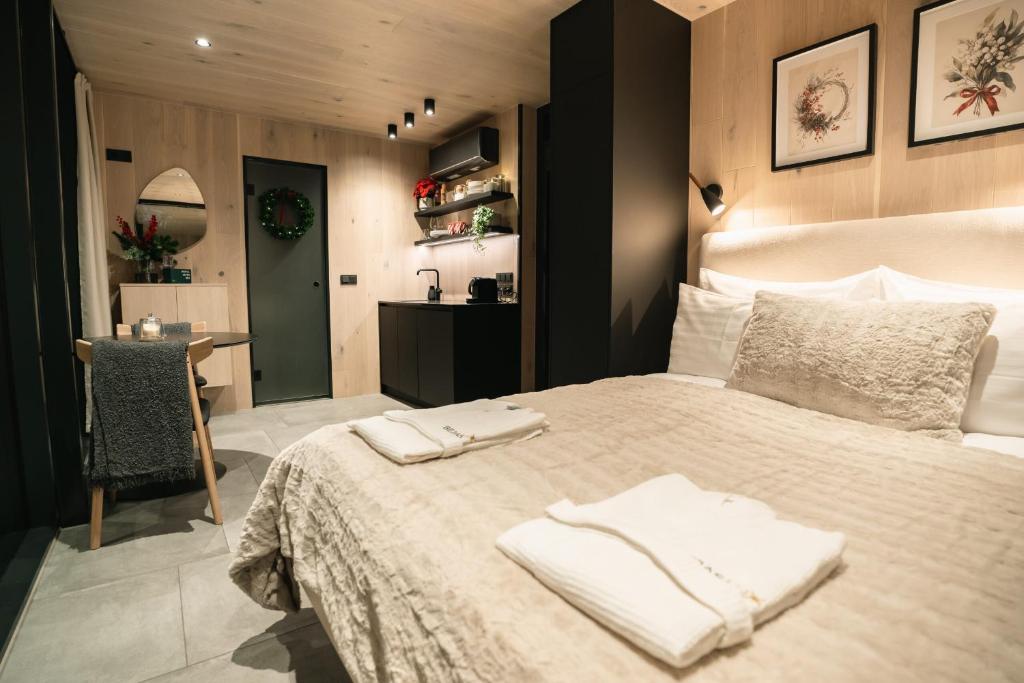 Bejas Lux Mirror Houses 4