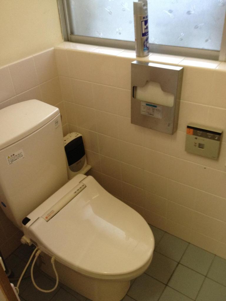 La salle de bains est pourvue de toilettes blanches et d'une fenêtre. dans l'établissement Minshuku Iwatakan, à Takayama 20 autres photos