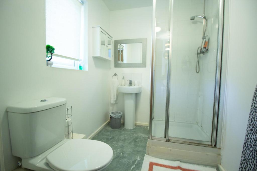 Close to City Centre 3-Bed Townhouse, Sleeps 7, Free Parking, Great Transport Links 3