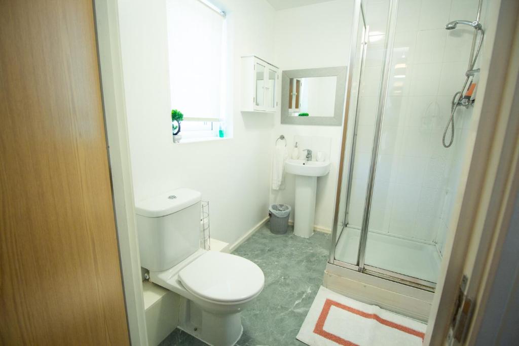 Close to City Centre 3-Bed Townhouse, Sleeps 7, Free Parking, Great Transport Links 7