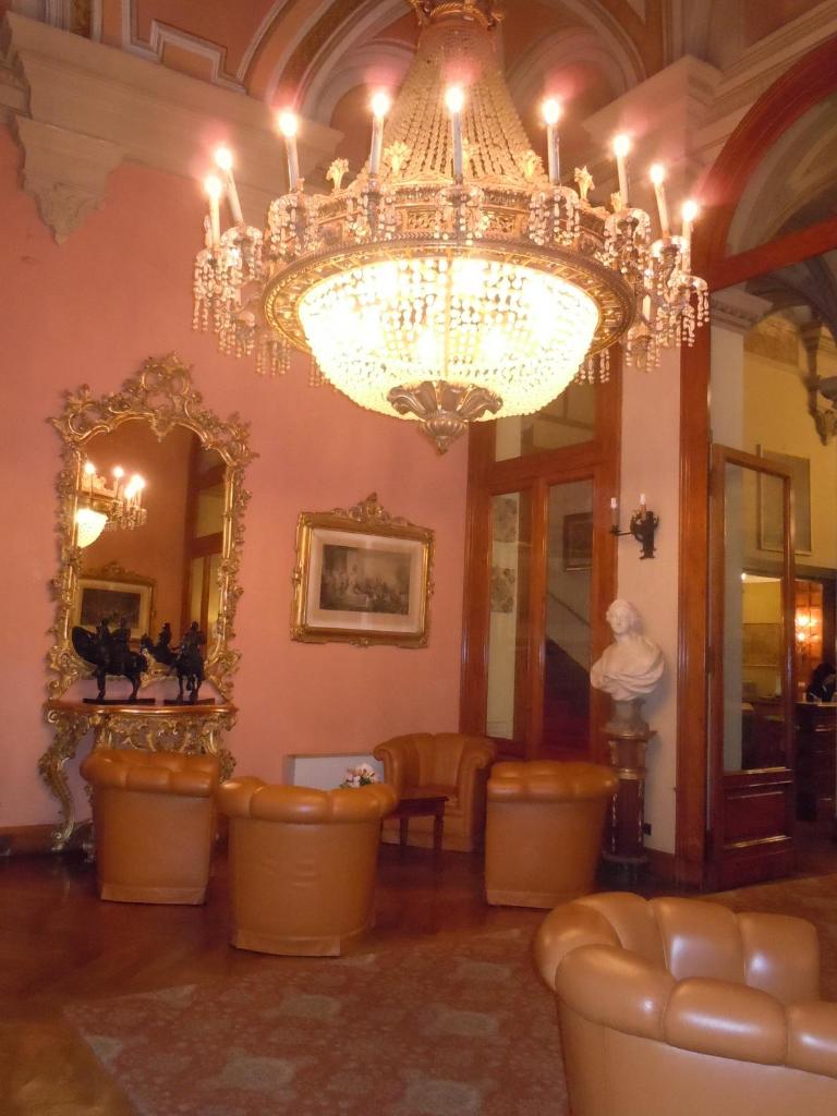un grand lustre suspendu dans une pièce avec des chaises dans l'établissement Grand Hotel Villa Balbi, à Sestri Levante 74 autres photos