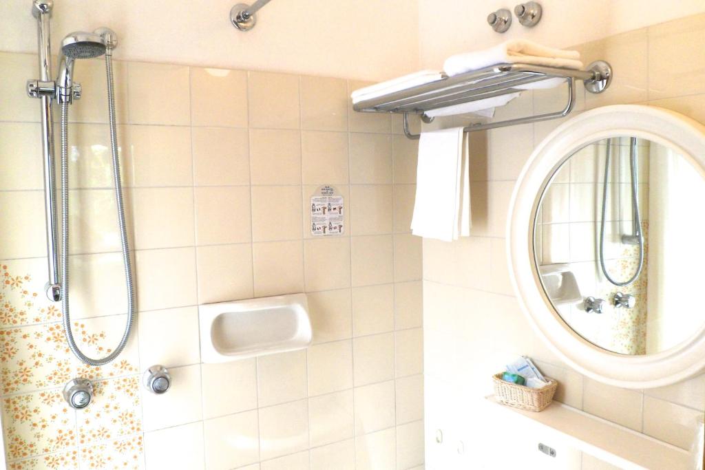 une salle de bain avec douche et miroir dans l'établissement B&B Domus Mea, à Cesenatico