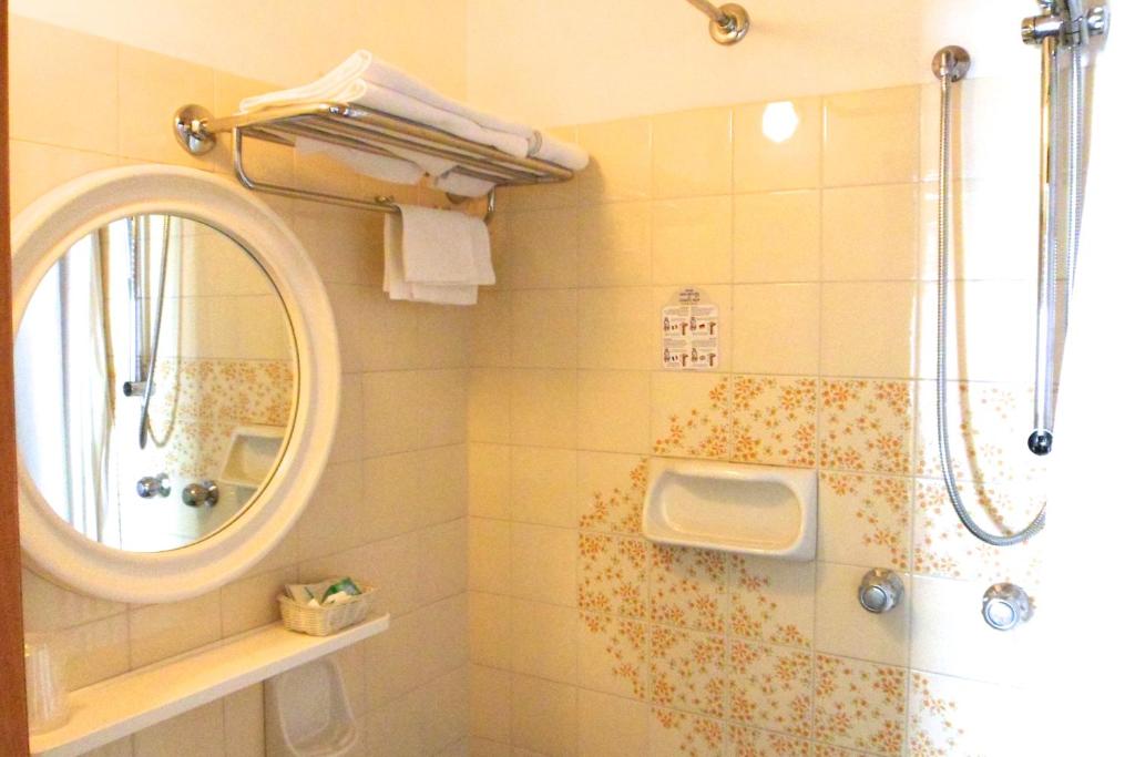 une salle de bain avec douche et miroir dans l'établissement B&B Domus Mea, à Cesenatico 23 autres photos