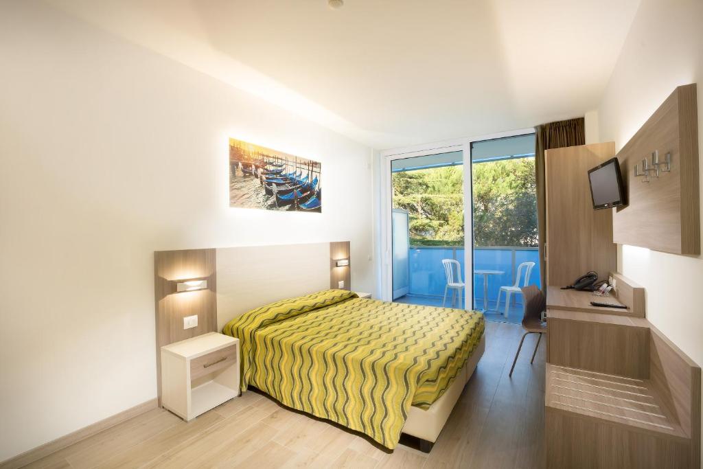 une chambre avec un lit et une grande fenêtre dans l'établissement Hotel Montreal, à Bibione
