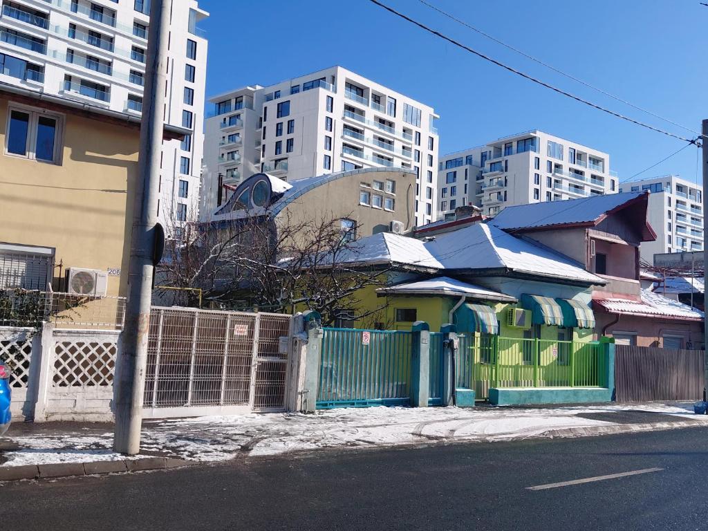 Artsy entire House, fully equipped, 2 rooms, 2 beds, parking, all to yourself! 5