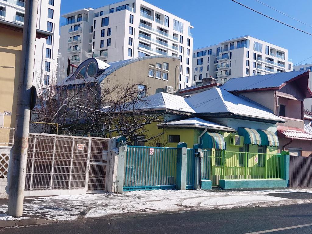 Artsy entire House, fully equipped, 2 rooms, 2 beds, parking, all to yourself! 2
