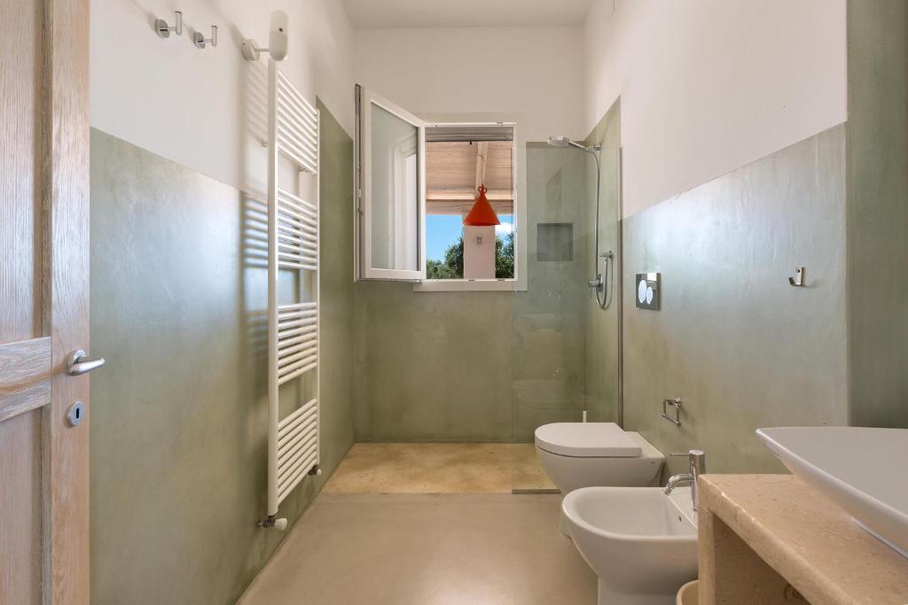une salle de bain avec toilettes, douche et lavabo dans l'établissement Villa Rosalore' by Perle di Puglia, à Ugento