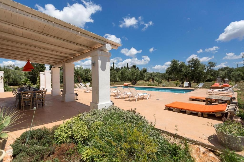 un patio avec une piscine avec des chaises dans l'établissement Villa Rosalore' by Perle di Puglia, à Ugento