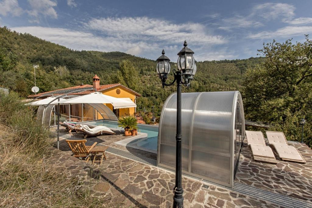 une maison avec une piscine et une structure métallique dans l'établissement DeiMori LaMassa private villa with pool, à Castel San Niccolò