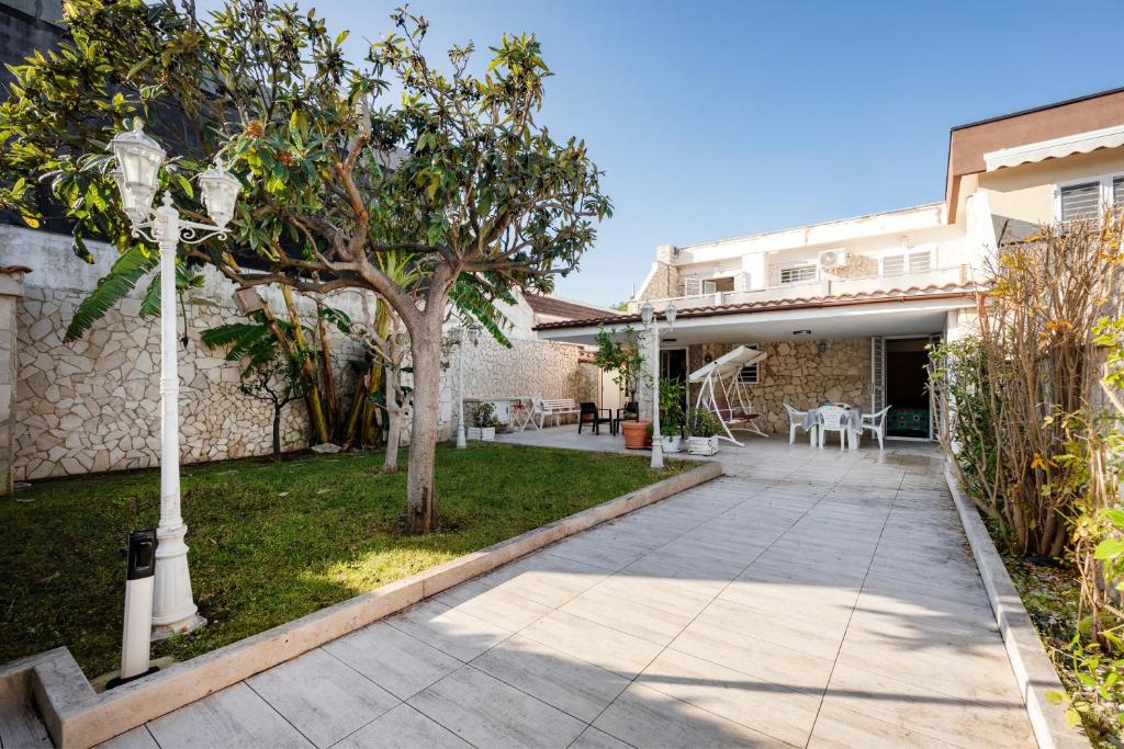 GuestHost - Villa Armida steps from the sea 6
