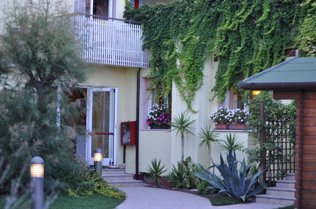 une maison avec des plantes sur son côté dans l'établissement Hotel Righetto Fronte Mare, à Cavallino-Treporti