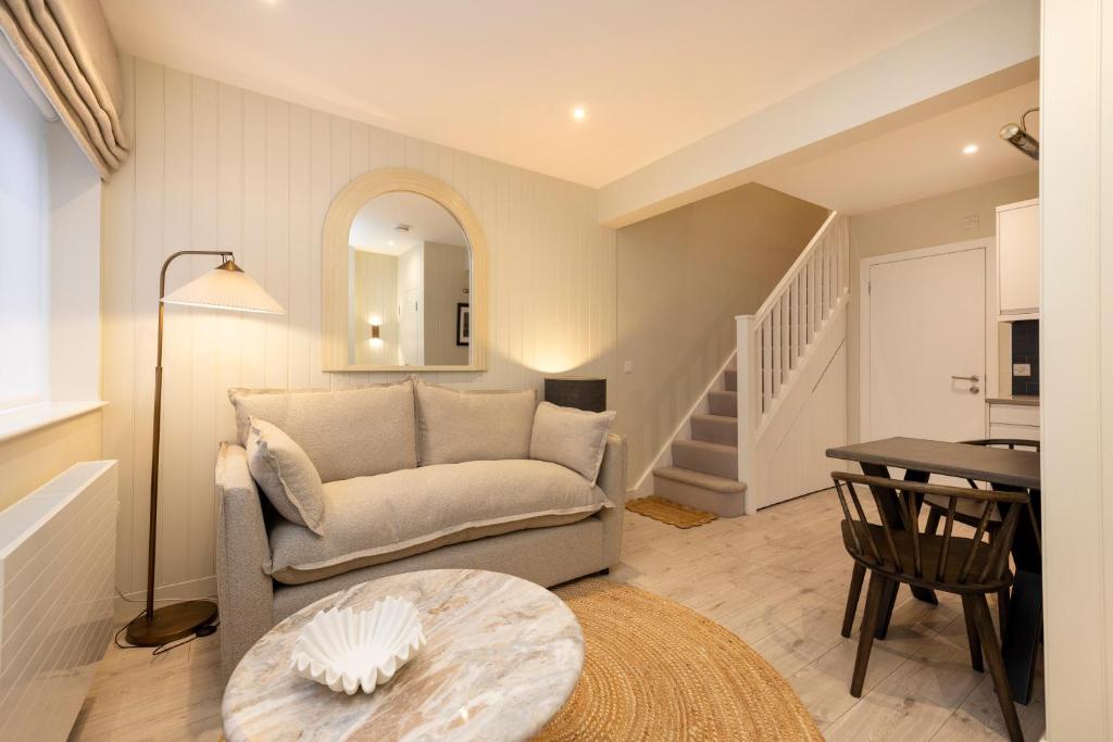 Argyl - Central Old Town Mews Home with Parking 1
