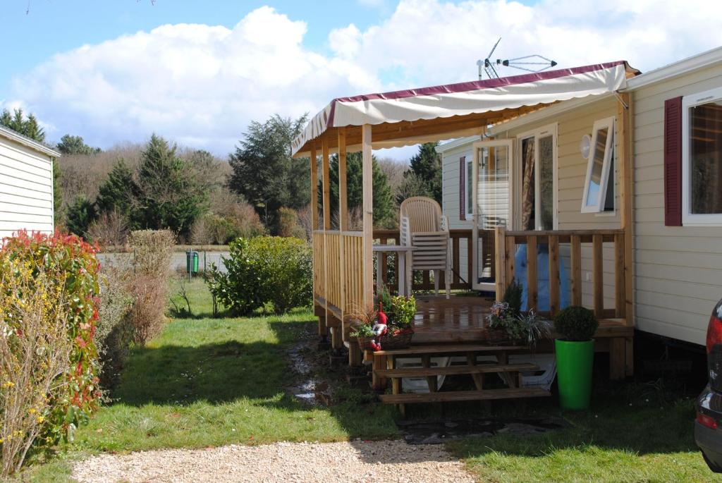 une véranda couverte d'une petite maison dans l'établissement Dugny-Mobil home, à Onzain