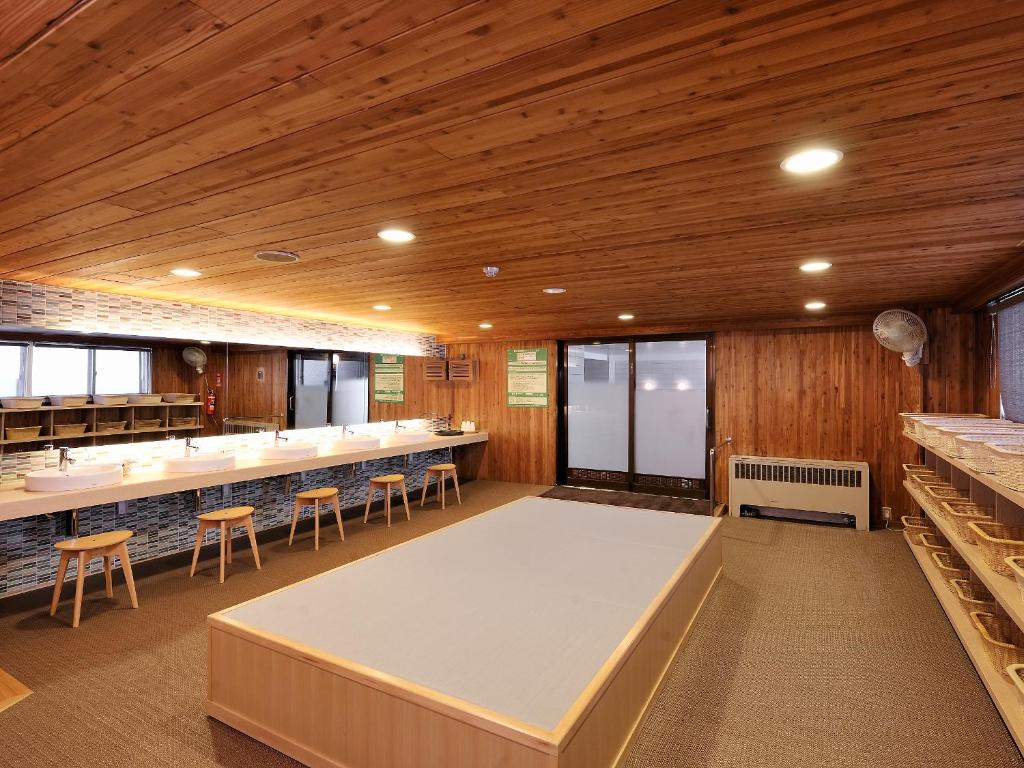 une grande pièce avec unastery ... dans l'établissement Shiga Park Hotel, à Yamanouchi