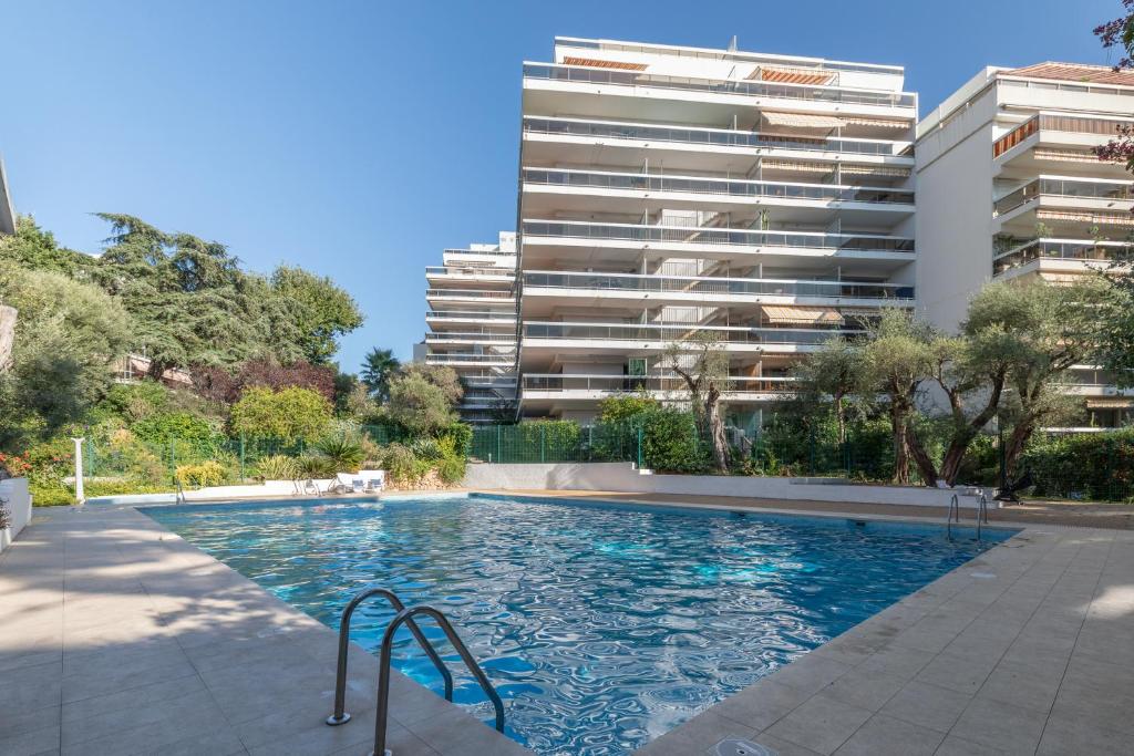 SELI 2 pièces Classé 52 M2 terrasse 20m2 Plages Piscine Antibes Juan Parking