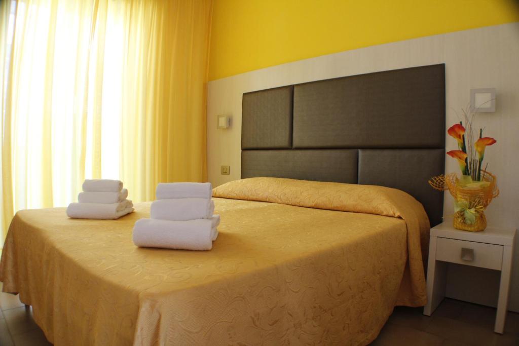 une chambre avec un lit avec deux serviettes dessus dans l'établissement Hotel Adria, à Bellaria-Igea Marina 21 autres photos
