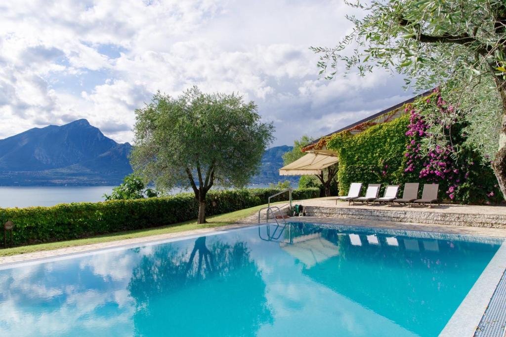- une piscine avec vue sur le lac et les montagnes dans l'établissement Villa Elysium, à Torri del Benaco