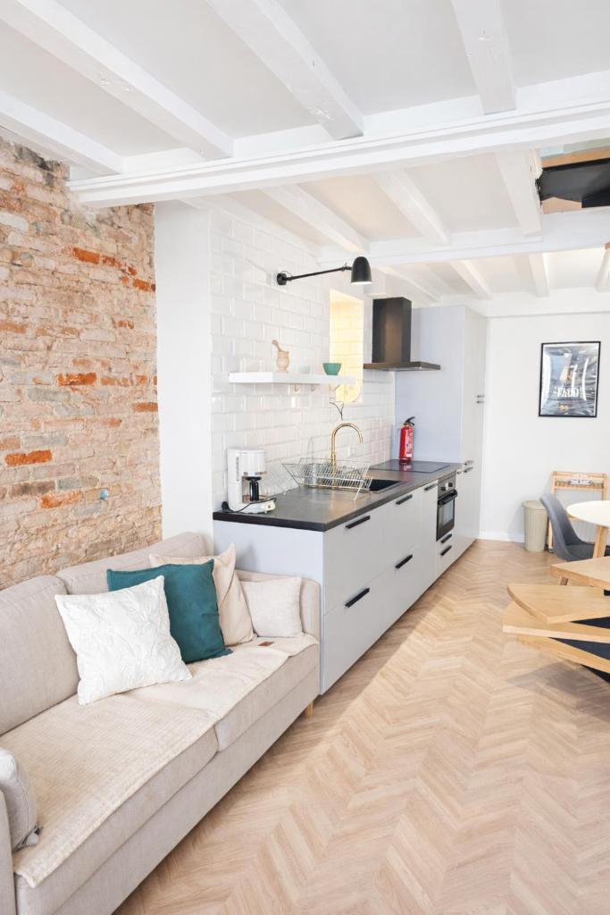 Elegant City Center Loft 4