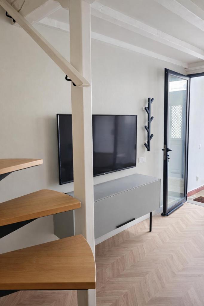 Elegant City Center Loft 5