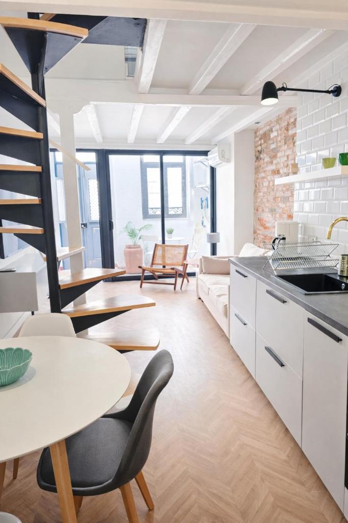 Elegant City Center Loft 8