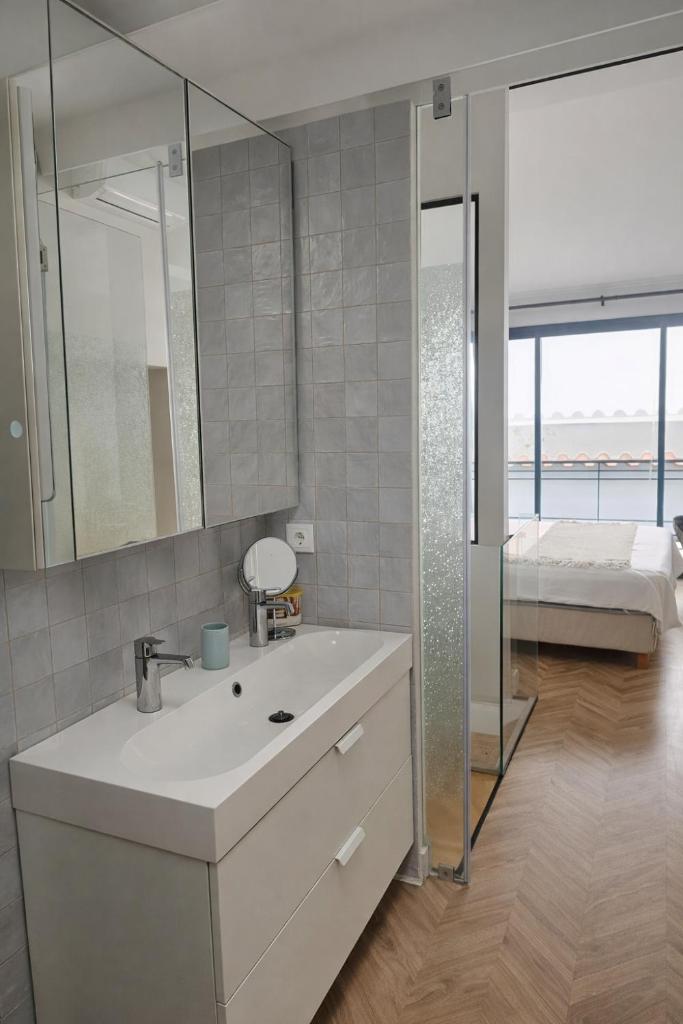Elegant City Center Loft 3