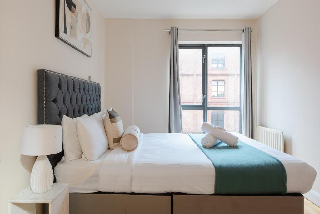 Modern 2BR Apartments by Luxus Sleeps 6 City Centre 7