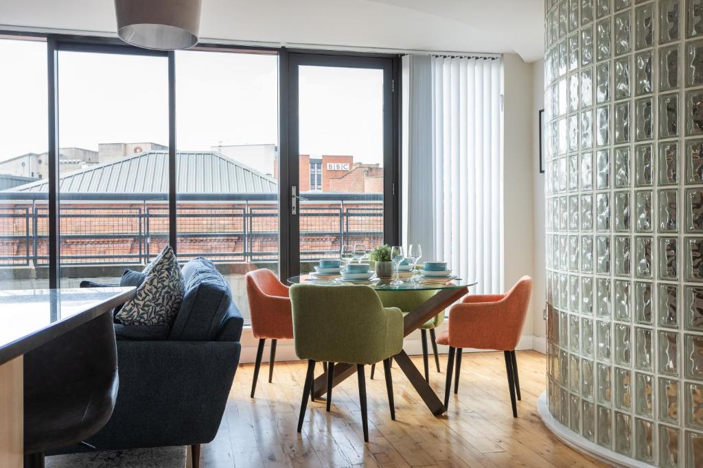 Modern 2BR Apartments by Luxus Sleeps 6 City Centre 8