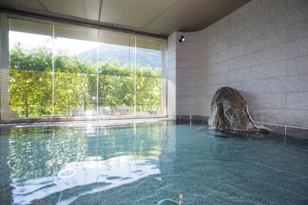 - une piscine avec un rocher dans l'eau dans l'établissement Kinunokeikoku Hekiryu, à Nikkō