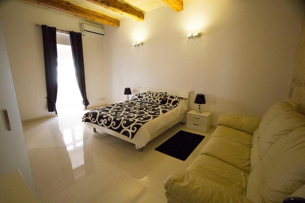 Valletta-Central duplex maisonette 6