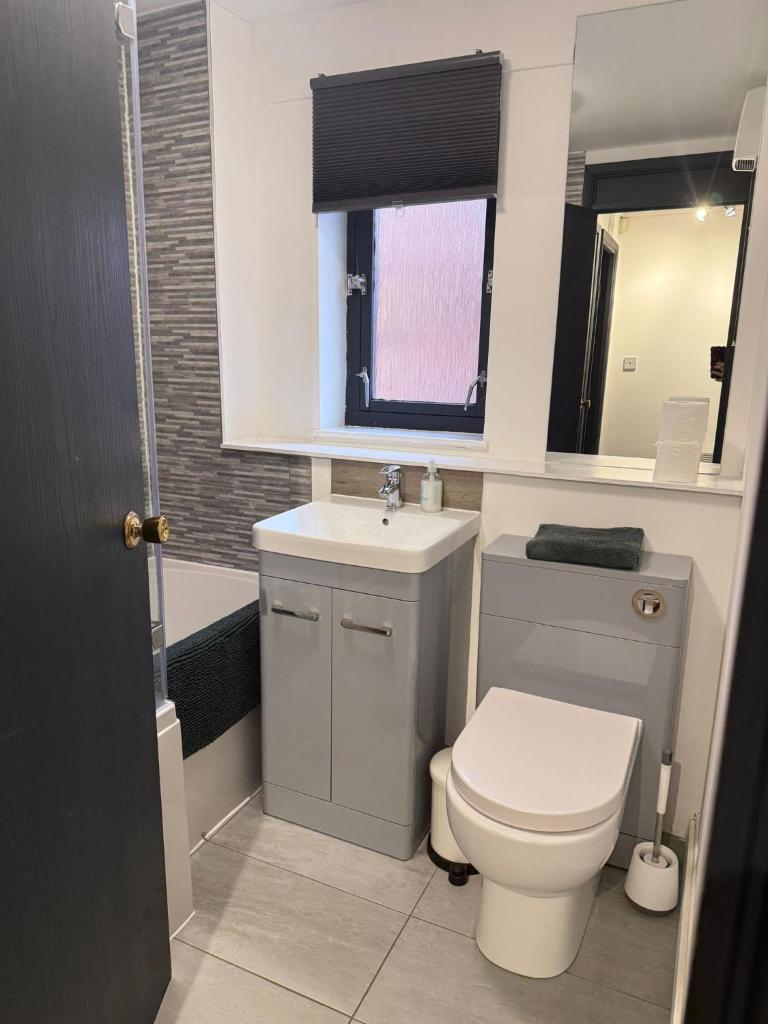 2BR Sleeps 4 Albion Gate Glasgow City Centre with Parking 7