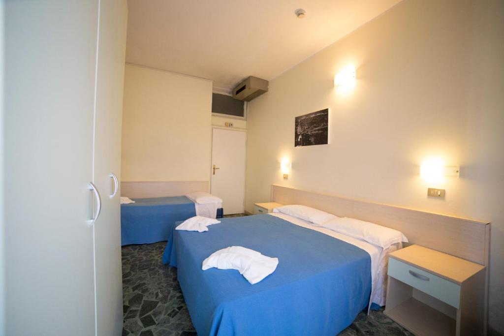 - 2 lits dans une chambre avec des draps bleus dans l'établissement Hotel Europa, à Rimini 75 autres photos
