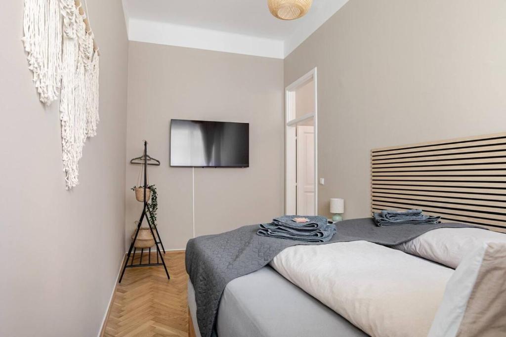Boho Living Suites with Free Parking by HERO HOMES 8
