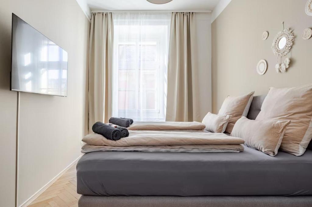 Boho Living Suites with Free Parking by HERO HOMES 5