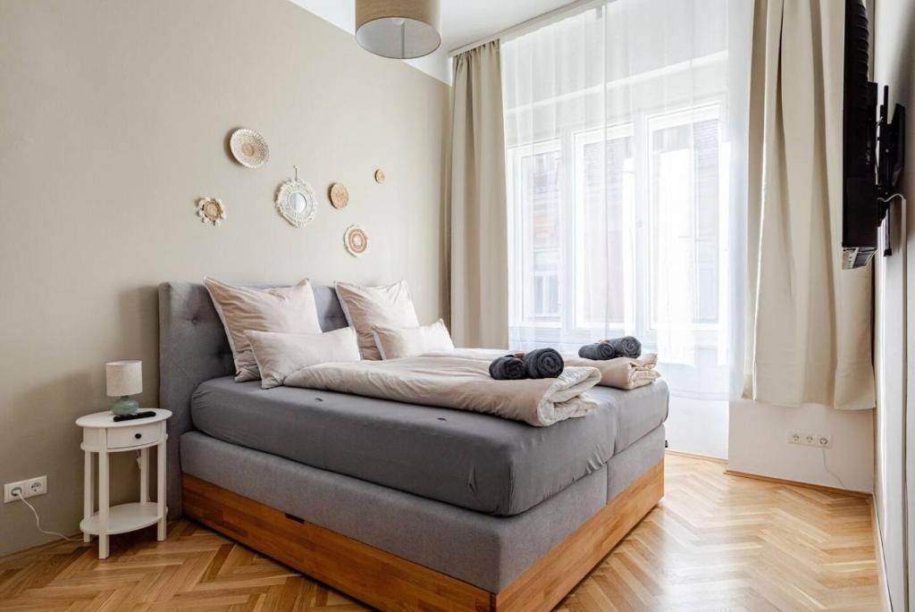 Boho Living Suites with Free Parking by HERO HOMES 6