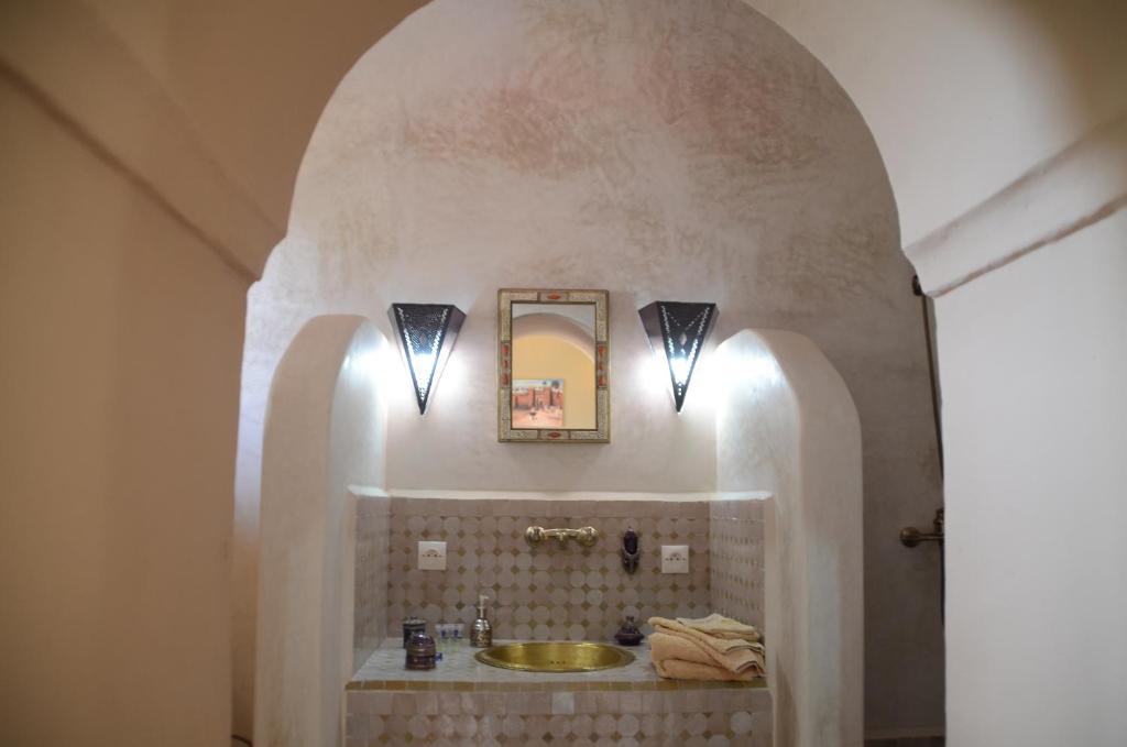 une salle de bain avec un lavabo et un miroir dans l'établissement Riad Anma, à Taroudant