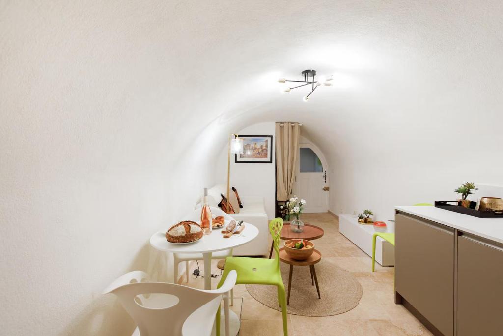 Fabulous old-town house, Vue Mer Terrasse, Philomer, 3 appartements 3
