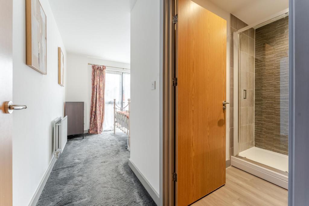 Spacious 2 Bed Apartment in Arno's Vale, Bristol 3